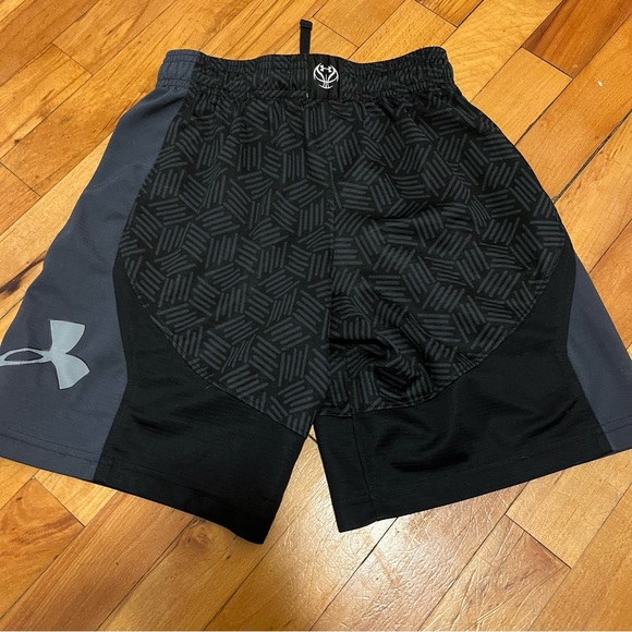 Boys Under Armour shorts - Picture 2 of 3